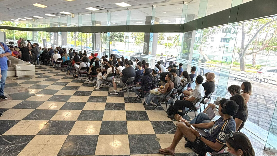 Personas en fila para realizar trámites electorales en la Comisión Estatal de Elecciones en San Juan. (Foto: Joshua Muñoz / X)