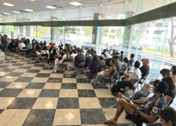 Personas en fila para realizar trámites electorales en la Comisión Estatal de Elecciones en San Juan. (Foto: Joshua Muñoz / X)