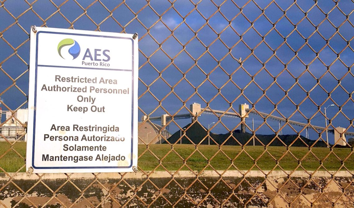 Entre sus denuncias, la EPA advierte que AES no notificó al público las concentraciones significativamente elevadas de químicos tóxicos y cancerígenos que detectó en el acuífero bajo su montaña de cenizas, en el barrio Jobos de Guayama. (Foto archivo)