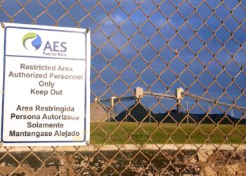 Entre sus denuncias, la EPA advierte que AES no notificó al público las concentraciones significativamente elevadas de químicos tóxicos y cancerígenos que detectó en el acuífero bajo su montaña de cenizas, en el barrio Jobos de Guayama. (Foto archivo)