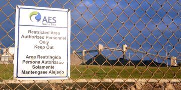 Entre sus denuncias, la EPA advierte que AES no notificó al público las concentraciones significativamente elevadas de químicos tóxicos y cancerígenos que detectó en el acuífero bajo su montaña de cenizas, en el barrio Jobos de Guayama. (Foto archivo)
