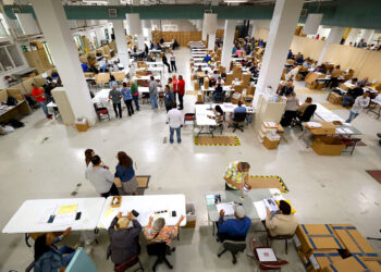 Proceso de escrutinio de las primarias 2024 en el Centro de Operaciones de la Comisión Estatal de Elecciones (CEE) en Hato Rey. (Foto: Brandon Cruz González / CPI)