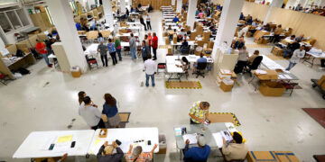 Proceso de escrutinio de las primarias 2024 en el Centro de Operaciones de la Comisión Estatal de Elecciones (CEE) en Hato Rey. (Foto: Brandon Cruz González / CPI)