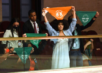 Activistas feministas se manifiestan en contra del Proyecto del Senado 693, que buscaba prohibir el aborto a partir de la semana 22 de gestación, durante la votación de la medida, el 21 de junio de 2022. (Suministrada)