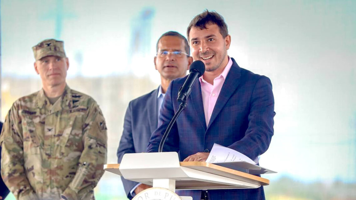 Joel Pizá Batiz, director de Puertos, y al fondo el gobernador Pedro Pierluisi Urrutia. (Foto: APPR / Facebook)