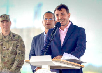 Joel Pizá Batiz, director de Puertos, y al fondo el gobernador Pedro Pierluisi Urrutia. (Foto: APPR / Facebook)