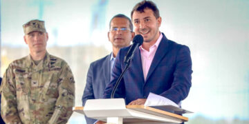 Joel Pizá Batiz, director de Puertos, y al fondo el gobernador Pedro Pierluisi Urrutia. (Foto: APPR / Facebook)