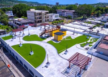 El rooftop acapara el segundo nivel del estacionamiento municipal junto a la Plaza de Mercado, donde se ha creado espacio para coffee shop y pastelería, además de mirador, zonas para descanso y áreas para ejercitar mascotas. (Foto: Municipio de Yauco / Facebook)