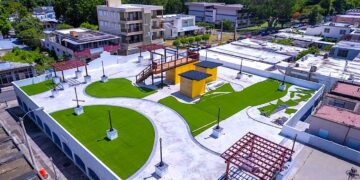 El rooftop acapara el segundo nivel del estacionamiento municipal junto a la Plaza de Mercado, donde se ha creado espacio para coffee shop y pastelería, además de mirador, zonas para descanso y áreas para ejercitar mascotas. (Foto: Municipio de Yauco / Facebook)