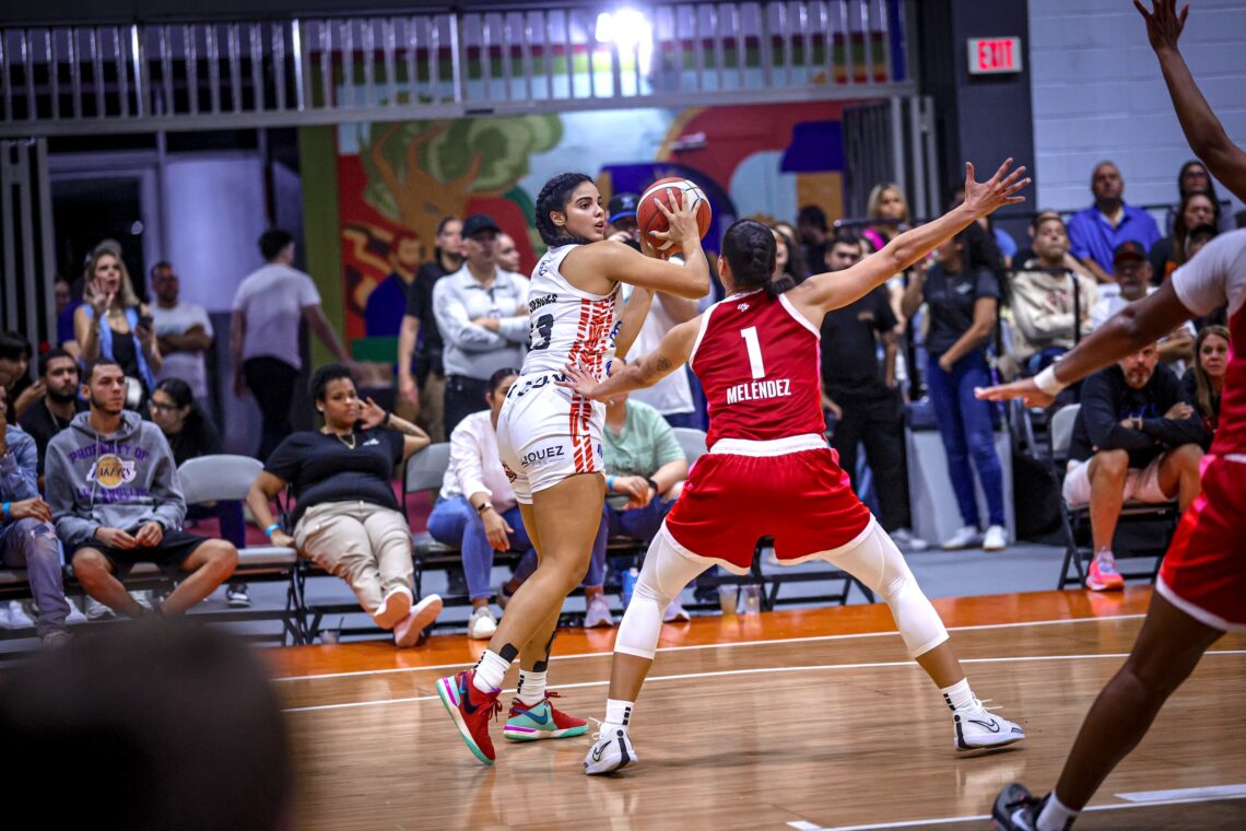 Nairimar Vargas, de Santurce, es defendida por Tayra Meléndez, de Carolina. (Foto: BSNF)