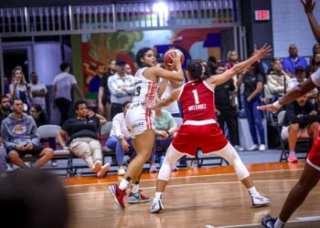 Nairimar Vargas, de Santurce, es defendida por Tayra Meléndez, de Carolina. (Foto: BSNF)