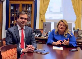 La comisionada residente y gobernadora electa, Jenniffer González Colón, y el comisionado residente electo, Pablo José Hernández Rivera. (Captura de vídeo)