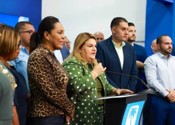 Jennifer González Colón con la alcaldesa de Gurabo, Rosachely Rivera, y el alcalde de Camuy, Gabriel Hernández, y el resto de alcaldes y alcaldesas electas y reelectas. (Foto suministrada)