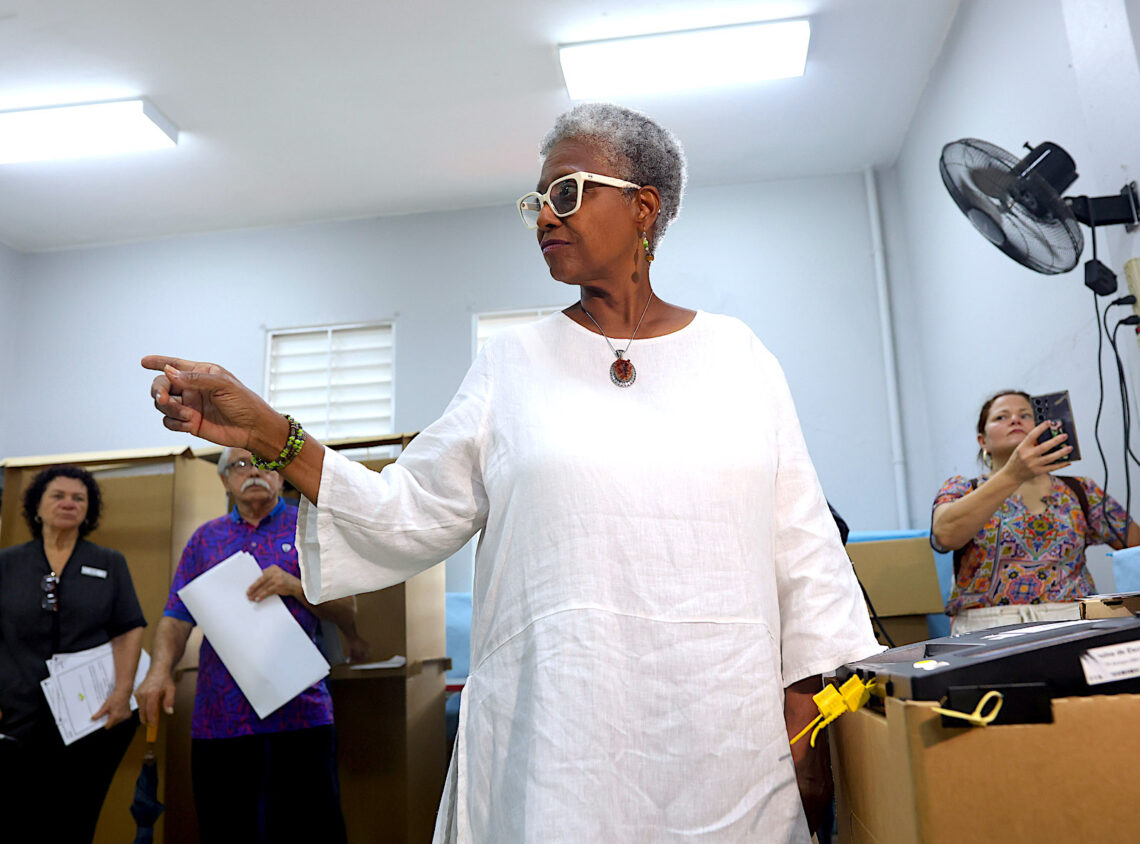 Ana Irma Rivera Lassén, candidata a comisionada residente de la Alianza, llega a ejercer su voto en la escuela Elemental Eleonor Roosvelt en Hato Rey. (Foto: Vanessa Serra Diaz / CPI)