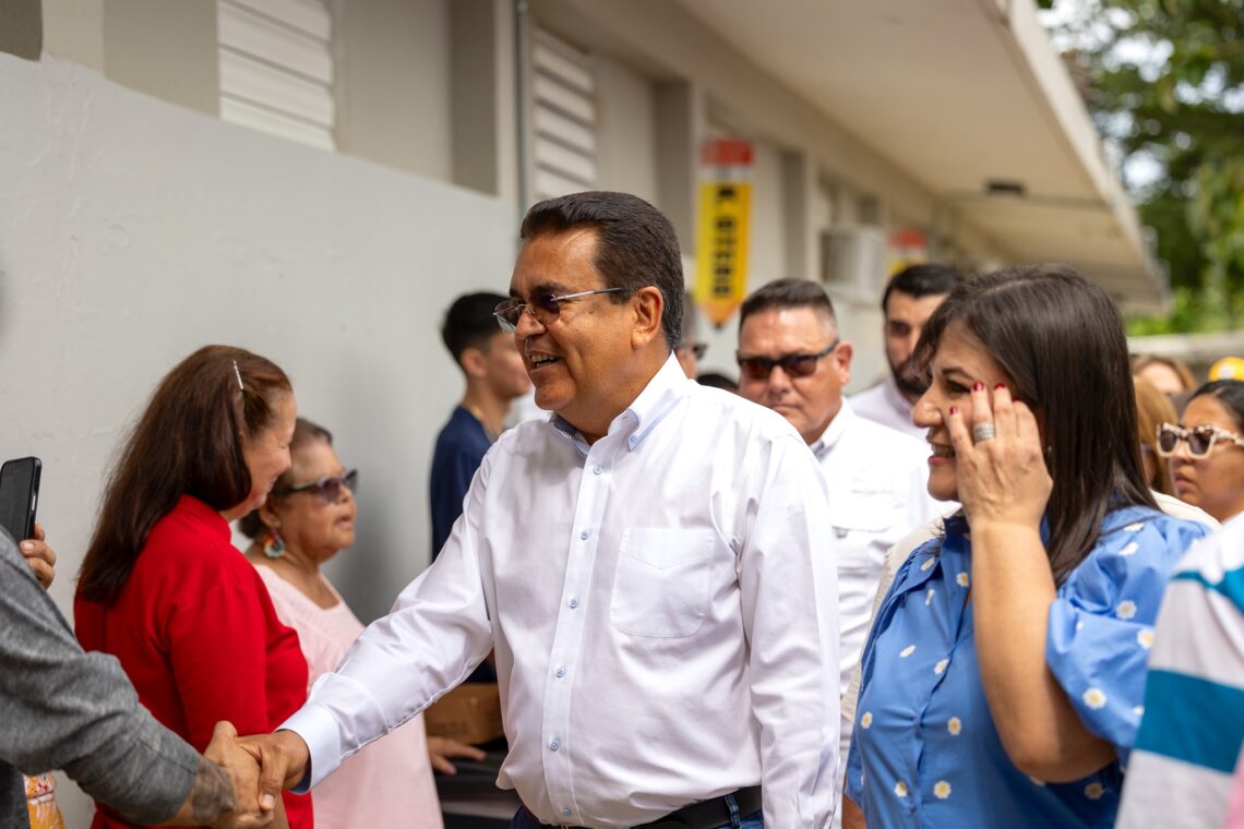 Javier Jiménez, candidato a gobernador del Proyecto Dignidad,  votó en la Escuela Carmelo Serrano Cubano de San Sebastián. (Foto suministrada)