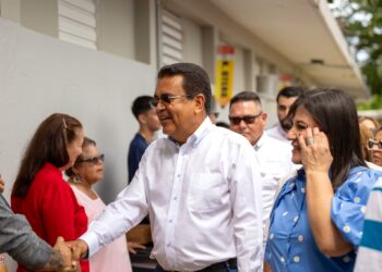 Javier Jiménez, candidato a gobernador del Proyecto Dignidad,  votó en la Escuela Carmelo Serrano Cubano de San Sebastián. (Foto suministrada)