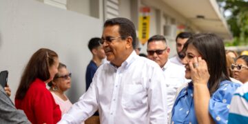 Javier Jiménez, candidato a gobernador del Proyecto Dignidad,  votó en la Escuela Carmelo Serrano Cubano de San Sebastián. (Foto suministrada)