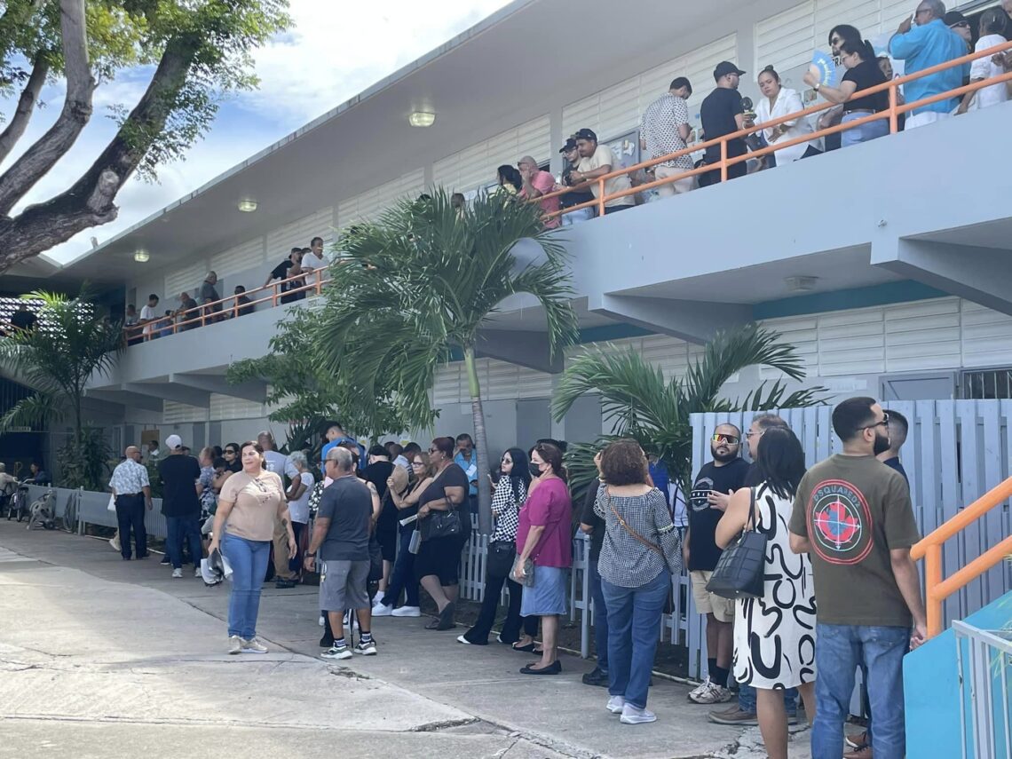 Cientos de electores esperan para votar en la Escuela Josefina Boya León, en el sector Sabanetas de Ponce. (Foto: Jason Rodríguez Grafal)