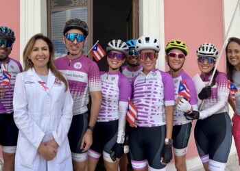 El colectivo de la biofarmacéutica Bristol Myers Squibb hará otro recorrido benéfico de 1,200 kilómetros el próximo mes en Chile. Los acompaña la doctora Anna Di Marco. (Foto: Omar Alfonso)
