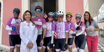 El colectivo de la biofarmacéutica Bristol Myers Squibb hará otro recorrido benéfico de 1,200 kilómetros el próximo mes en Chile. Los acompaña la doctora Anna Di Marco. (Foto: Omar Alfonso)