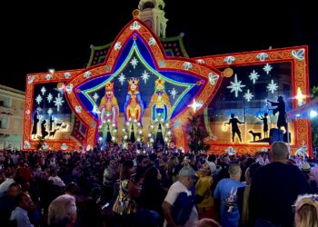 Las celebraciones navideñas en la Plaza Cristóbal Colón se extenderán hasta el sábado 4 de enero de 2025. En la imagen, montaje del 2023. (Foto: Municipio de Mayagüez / Facebook)