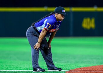 La sabaneña de 37 años estuvo en el área de la tercera base en el partido de anoche entre los Cangrejeros de Santurce y los Gigantes de Carolina, en el Estadio Hiram Bithorn. (suminisrada)