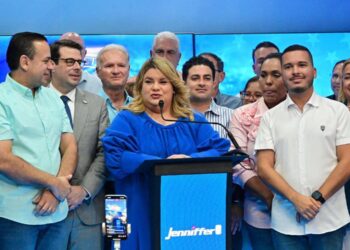 Jenniffer González Colón en su discurso de aceptación del triunfo anoche, junto a William Villafañe y el resto del liderato del PNP. (Foto: PNP / Facebook)