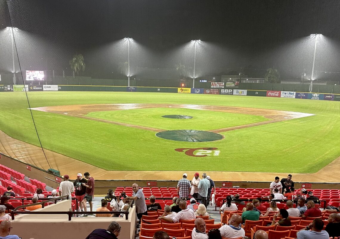 El terreno del Estadio Yldefonso Solá Morales no estaba hábil para jugar. (Foto suministrada)