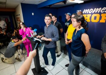Manuel Natal en rueda de prensa anoche junto a Rosa Seguí, candidata al Senado por San Juan, y Eva Prados, candidata al distrito representativo 3. (Foto: Manuel Natal / Facebook)
