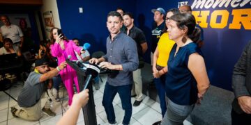 Manuel Natal en rueda de prensa anoche junto a Rosa Seguí, candidata al Senado por San Juan, y Eva Prados, candidata al distrito representativo 3. (Foto: Manuel Natal / Facebook)
