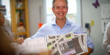 El alcalde y candidato a la reelección Miguel A. Romero Lugo, del Partido Nuevo Progresista, votó en la Escuela Juan José Osuna. (Foto: Miguel Romero/Facebook