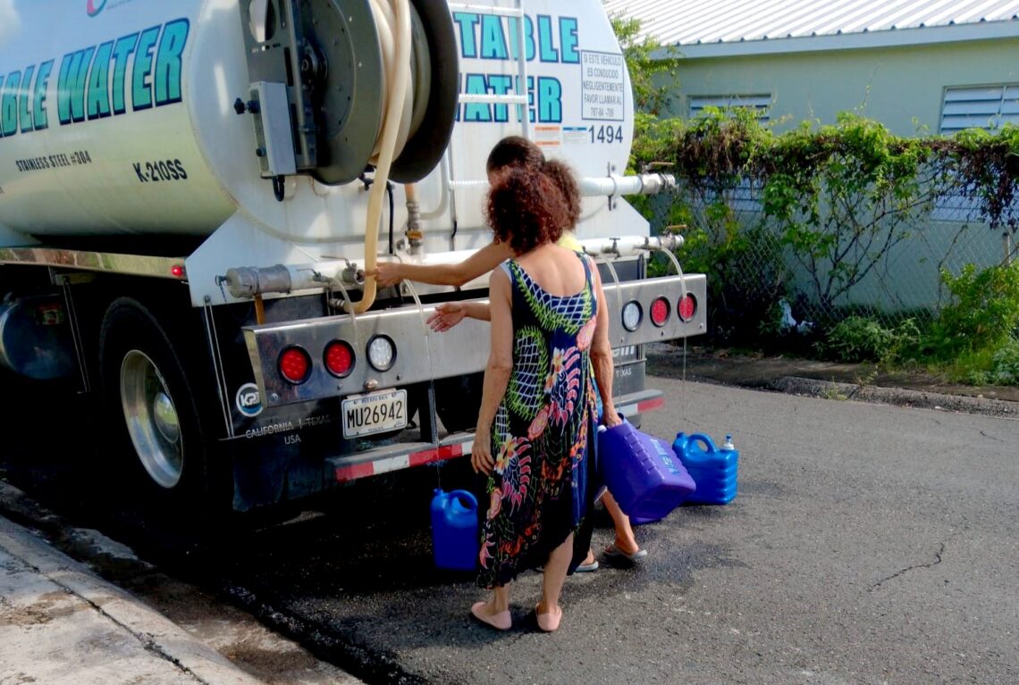 El municipio acarrea agua a las comunidades afectadas con su camión cisterna. (Foto: Municipio de Ponce)