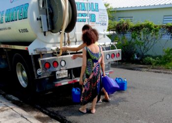 El municipio acarrea agua a las comunidades afectadas con su camión cisterna. (Foto: Municipio de Ponce)