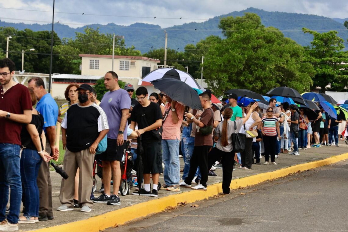 FIla para votar en el Polideportivo Los Caobos en Ponce. (Foto: Marlese Sifre/ Facebook)