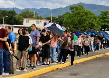 FIla para votar en el Polideportivo Los Caobos en Ponce. (Foto: Marlese Sifre/ Facebook)