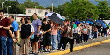 FIla para votar en el Polideportivo Los Caobos en Ponce. (Foto: Marlese Sifre/ Facebook)