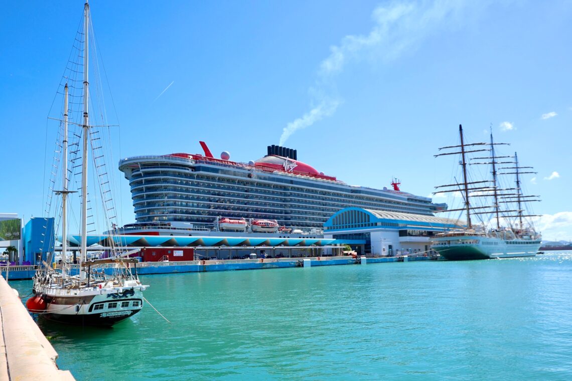 Crucero Resilient Lady, de la línea Virgin Voyages, en el puerto de San Juan. (Foto suministrada)