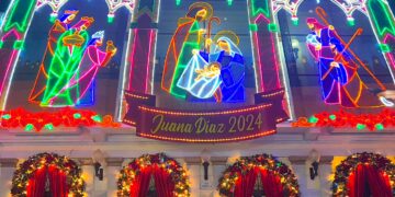 La empresa Alex Pagán & Co, recibió el contrato para el alquiler y montaje de los elementos decorativos de la plaza Román Baldorioty de Castro, así como de las fachadas de la Casa Alcaldía, el Museo Casa Real y la Parroquia San Ramón Nonato. (Foto: Gobierno Municipal de Juana Díaz / Facebook)