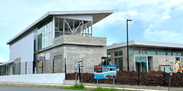 Al momento, falta amueblar el edificio, ubicado en la carretera PR-510 al lado de la pista atlética, y terminar la instalación del sistema de comunicaciones. (Foto: Michelle Estrada Torres)