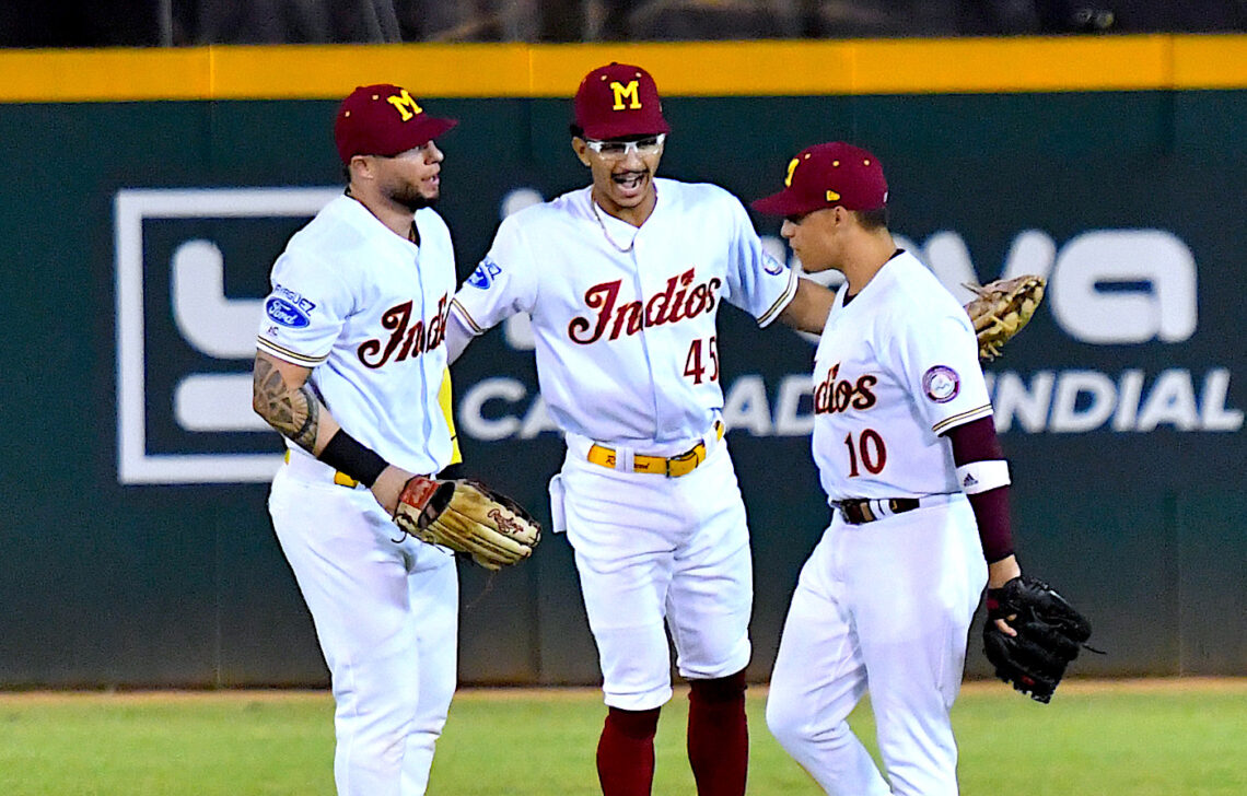 Daniel Ortiz, Robbie Merced y Bryan Rey, de los Indios de Mayagüez. (Foto: Ángel Santiago)