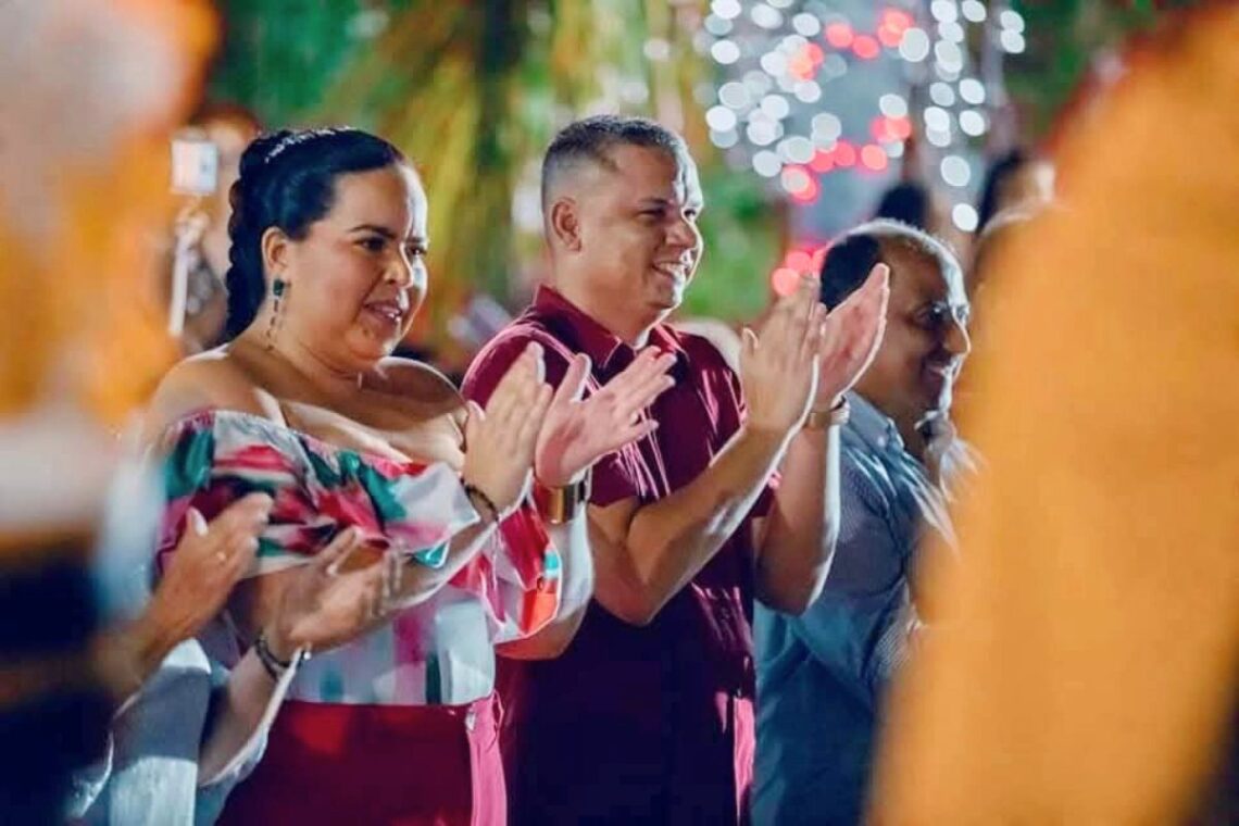 Parada navideña de Guánica, con el alcalde y la primera dama. (Foto suministrada)