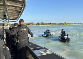 El operativo, originado cerca de la isla Caja de Muerto, hizo que diversas unidades de la Policía ocuparan 84 fardos de cocaína y una embarcación de 36 pies de eslora. (Foto archivo – NFURA Facebook)