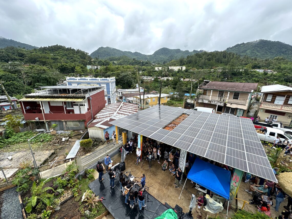 La Plaza de la Independencia Energética ubica a un costado de Casa Pueblo en Adjuntas. (Foto: Michelle Estrada Torres)