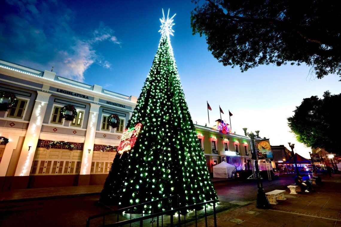 Decoración navideña frente a la alcaldía de Ponce, montada por Madera Events mediante dos contratos con la alcaldía. (Foto: Municipio de Ponce)