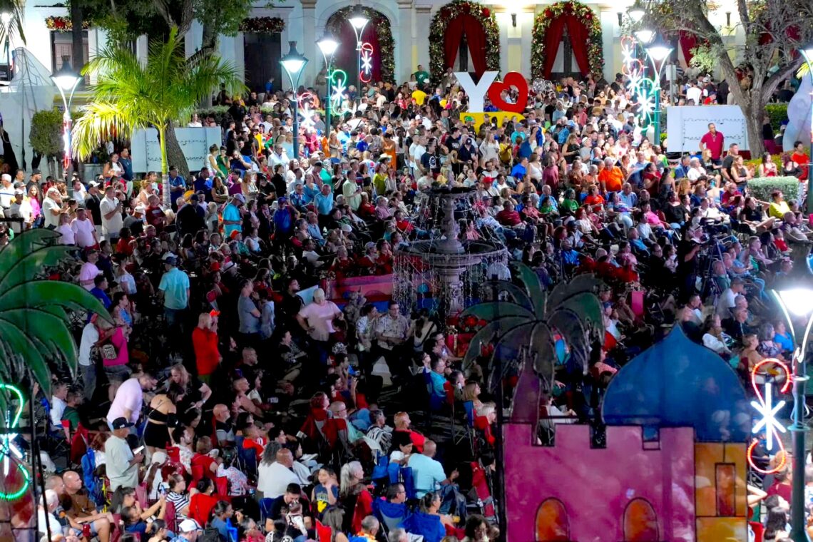 El Encendido Navideño contó con un lleno total en la plaza pública de Juana Díaz. (Foto: Municipio de Juana Díaz)