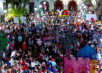 El Encendido Navideño contó con un lleno total en la plaza pública de Juana Díaz. (Foto: Municipio de Juana Díaz)
