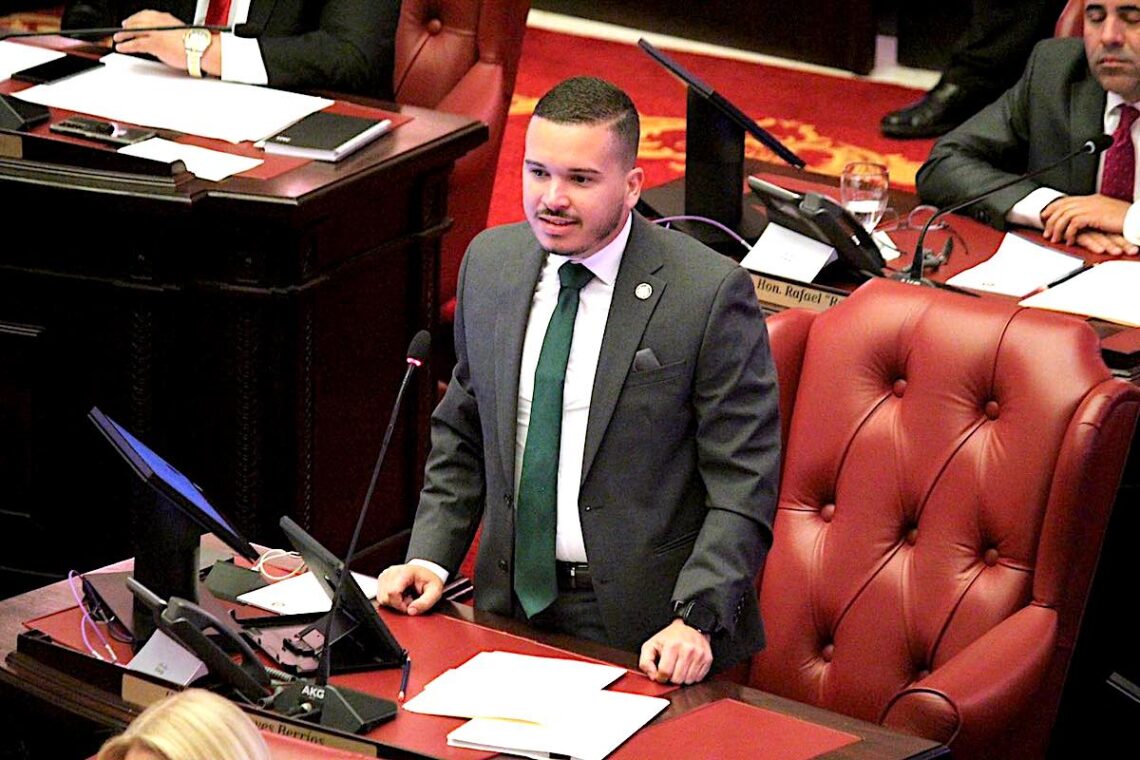 “Sí, conozco su lucha, es una lucha muy válida por la cuestión salubrista y por eso es que vamos a estar exigiendo que responsablemente, a la mayor brevedad posible, AES elimine la quema de carbón y utilice otro método para la generación”, expresó el senador. (Foto:Wilmer Reyes Berríos / Facebook)