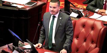 “Sí, conozco su lucha, es una lucha muy válida por la cuestión salubrista y por eso es que vamos a estar exigiendo que responsablemente, a la mayor brevedad posible, AES elimine la quema de carbón y utilice otro método para la generación”, expresó el senador. (Foto:Wilmer Reyes Berríos / Facebook)