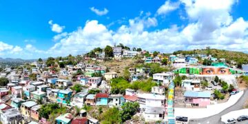 “Solo en El Cerro hay 127 solares abandonados, muchos de los cuales cuentan con estructuras en madera que fueron abandonadas por sus ocupantes después del paso del huracán María e, incluso, mucho antes”, declaró el alcalde Ángel Luis Torres Ortiz. (Foto: Yaucromatic / archivo)