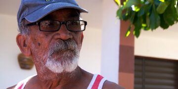 La propuesta de la gobernadora es “un enfoque cínico que no toma en cuenta las vidas humanas”, advirtió el vecino de la carbonera Alberto Colón del Valle. (Foto archivo)